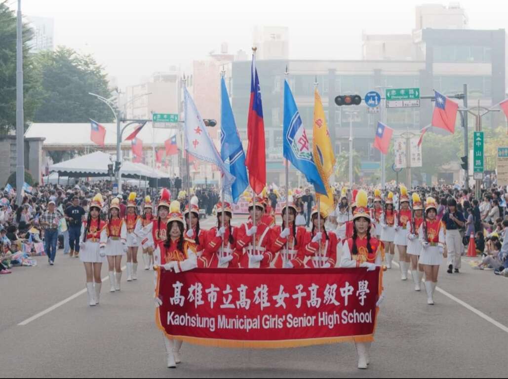 圖7、高雄女中儀隊以青春洋溢演出及精湛槍法聞名。