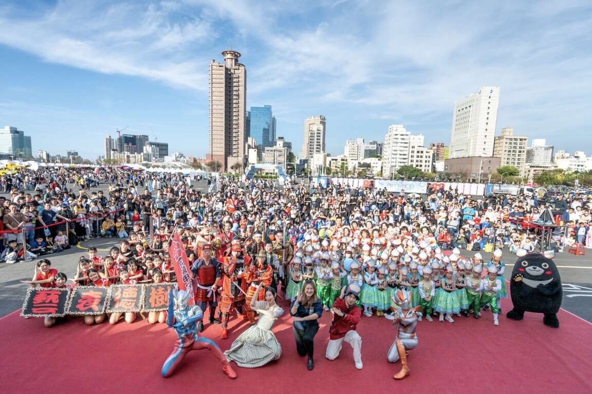 圖1、「閃光召集令」超人力霸王傑洛、葛莉喬、高雄市觀光局長高閔琳、大久保麻梨子夫妻與全場民眾合影