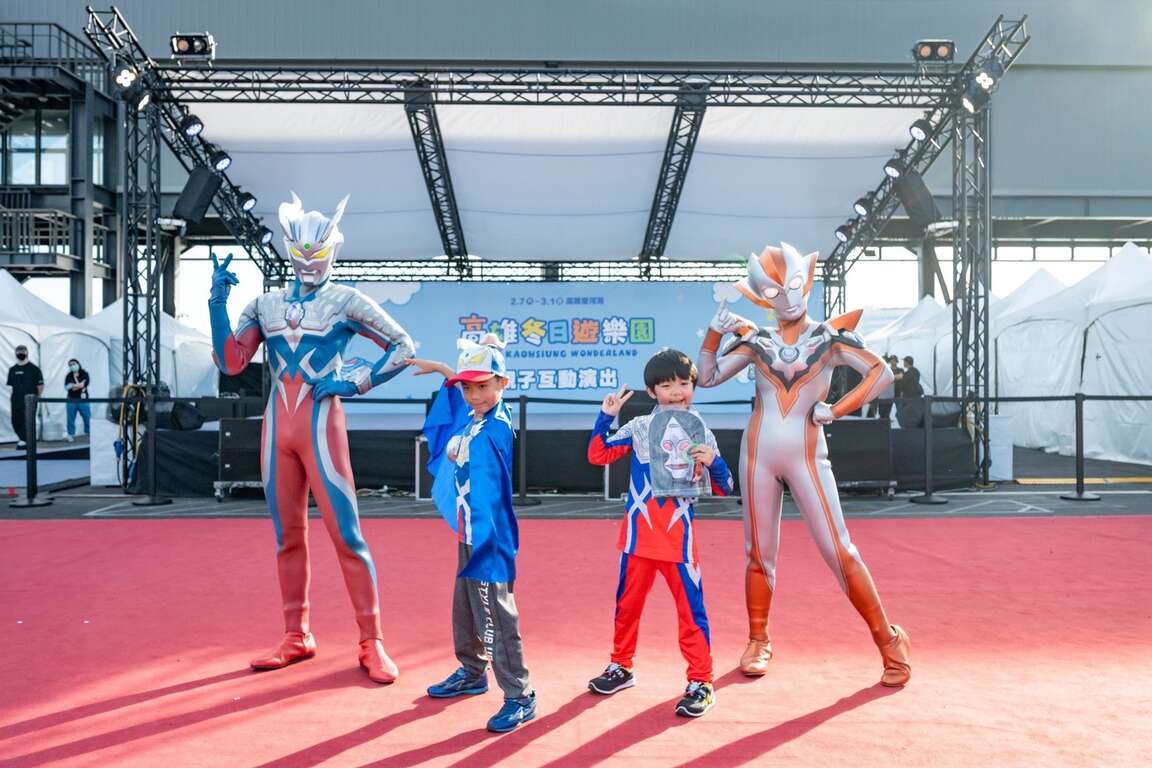 圖3、小粉絲與超人力霸王傑洛、葛莉喬歡樂互動