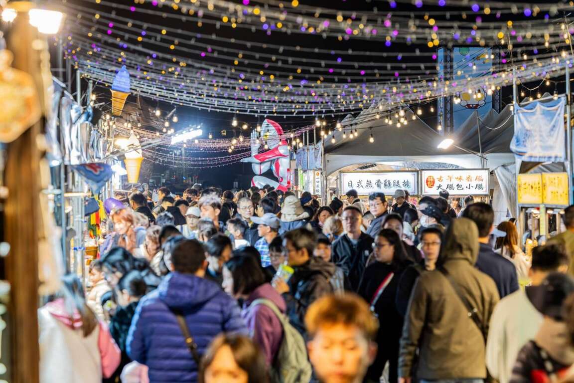 圖4.高雄冬日遊樂園設施豐富，超人力霸王現身港都守護民眾，邀您來場正能量的回血之旅。