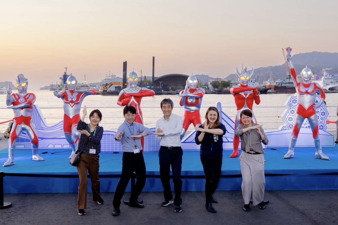 圖4. 觀光局特別安排八王子官方代表團實巡禮園區,現場展示《高雄 GO!》APP與「高雄熊」數位互動。