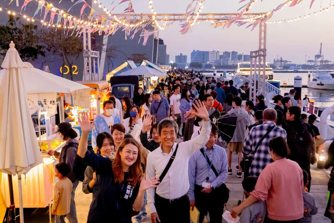 圖6. 觀光局特別安排八王子官方代表團實巡禮園區,現場展示《高雄 GO!》APP與「高雄熊」數位互動。