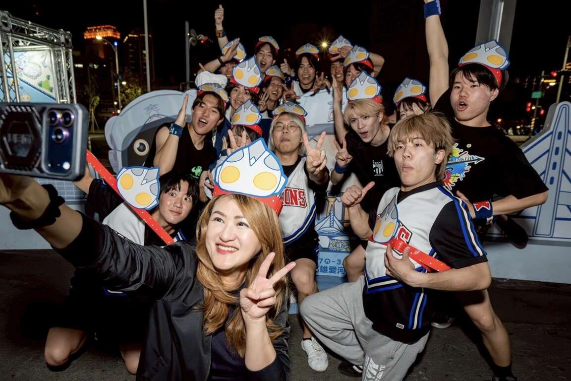 圖15. 日本啦啦隊戴上頭冠秒變萌,大家快來冬日遊樂園一起熱血變身!