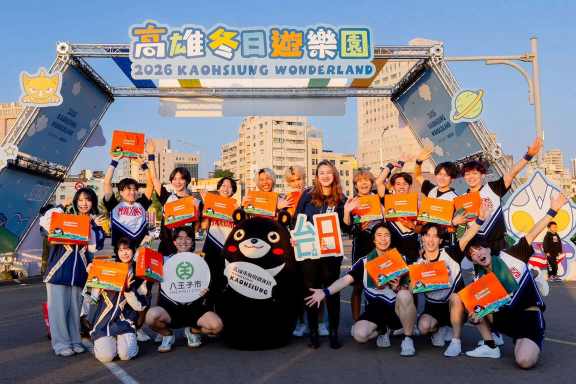 圖20:高閔琳局長與日本東京都八王子市「東京都立大學男子啦啦隊 MAXONS」合影。