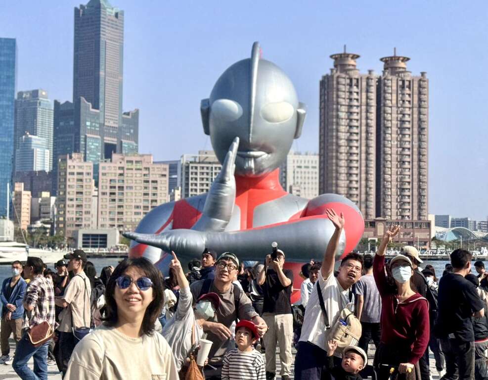 圖1、超人力霸王降臨港都愛河灣，現場吸引滿滿人潮