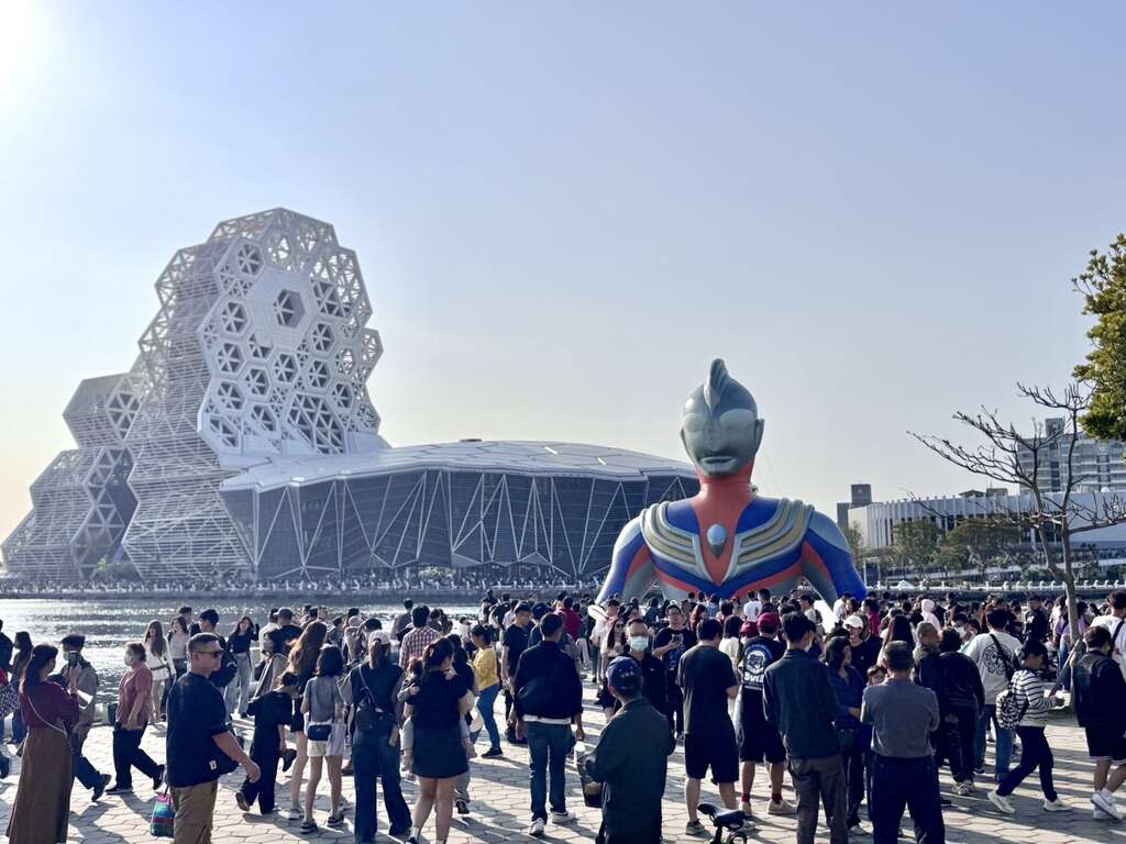 圖2、超人力霸王降臨港都愛河灣，現場吸引滿滿人潮