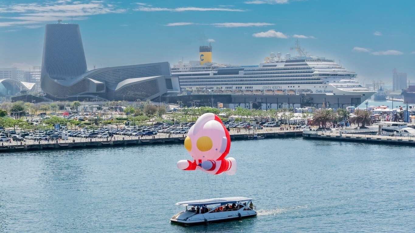 圖10、活動期間陸海空彩蛋齊發，8米氣膜結合愛之船於愛河灣驚喜展演。
