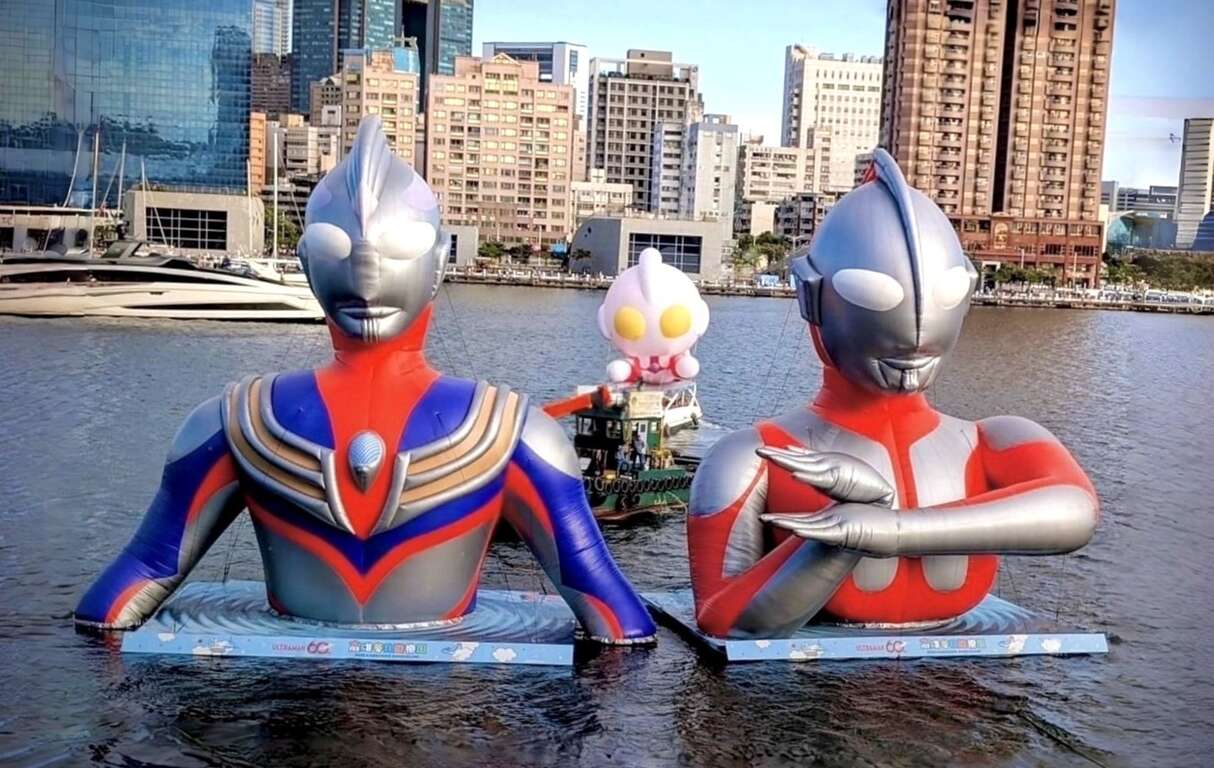 Figure 5. An eight-meter Chibi Original Ultraman joins the assembly as a surprise at the closing ceremony. (Photo courtesy of Kaohsiung Music Center)