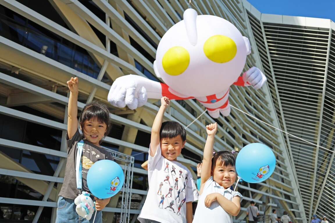 Figure 15. Visitors enthusiastically pose with the three-meter-tall Ultraman Spirit: Leading the Way inflatable.
