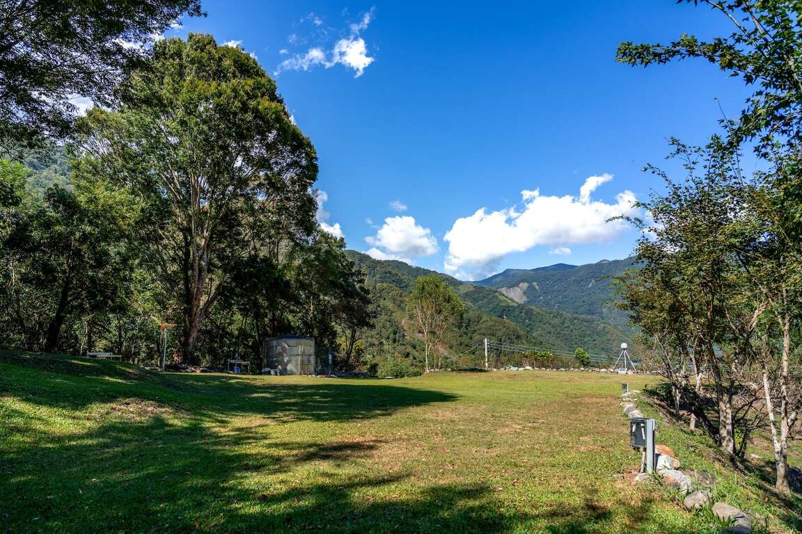 藍天白雲下的開闊草坪營區景致