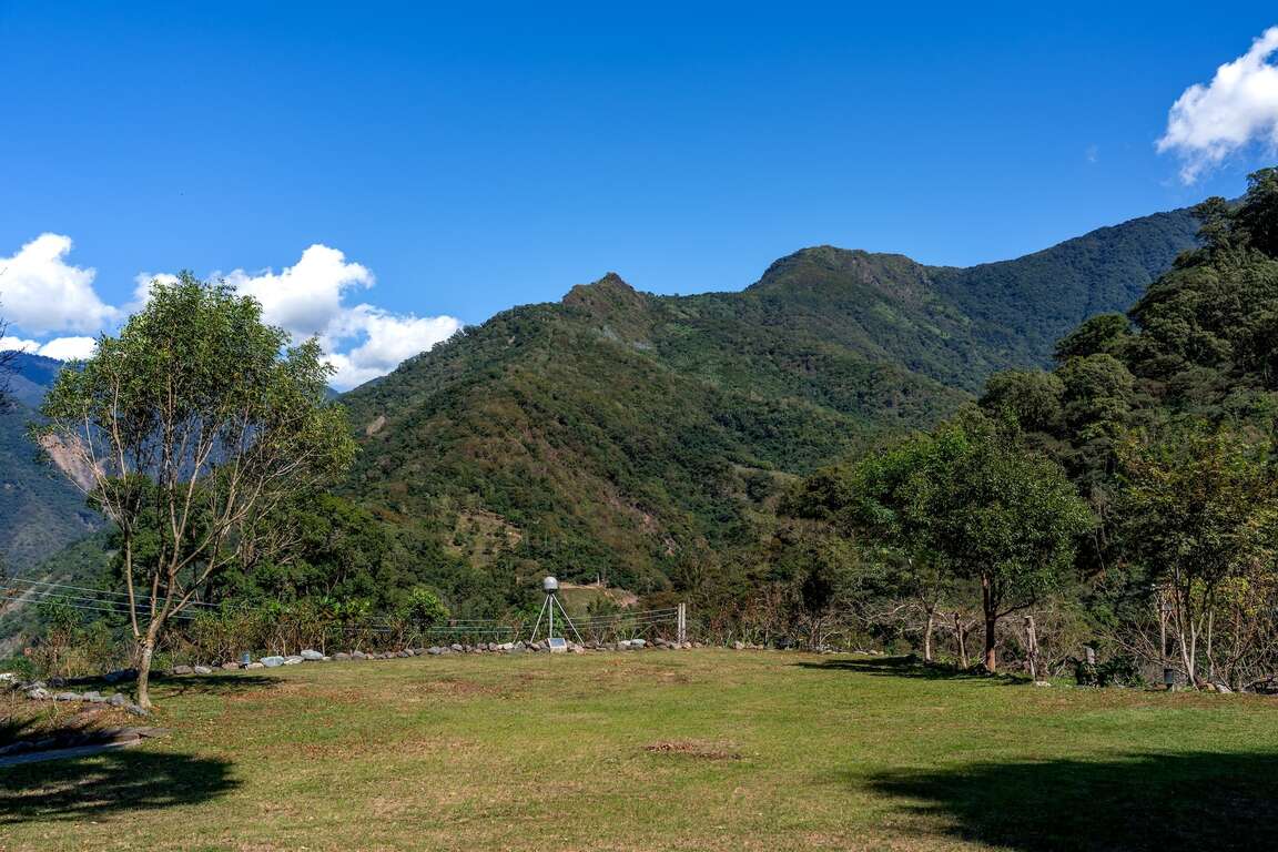 坐擁壯闊山景的草地露營位