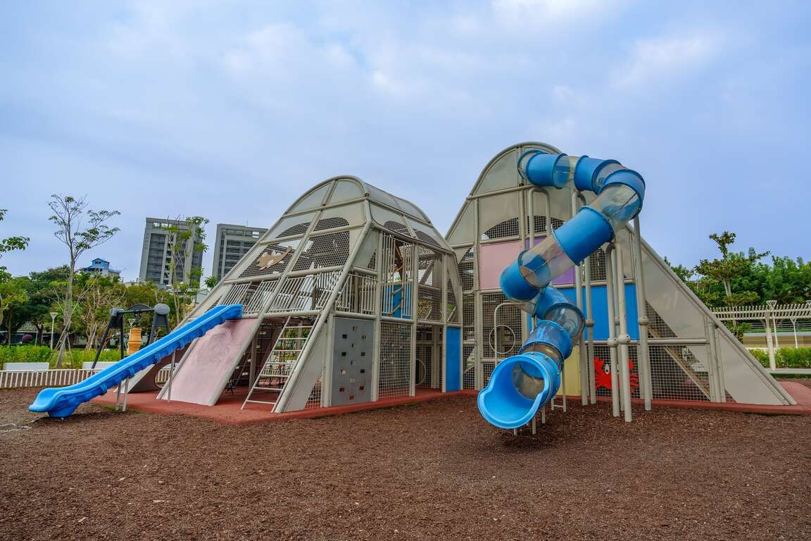 結合攀爬網與多道滑梯的大型遊戲場設施