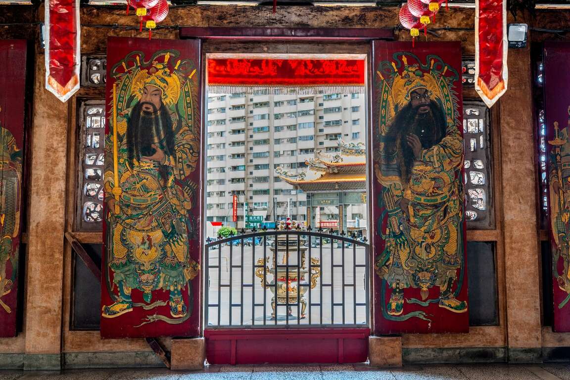 从庙内大门向外眺望,两侧为威武的门神彩绘