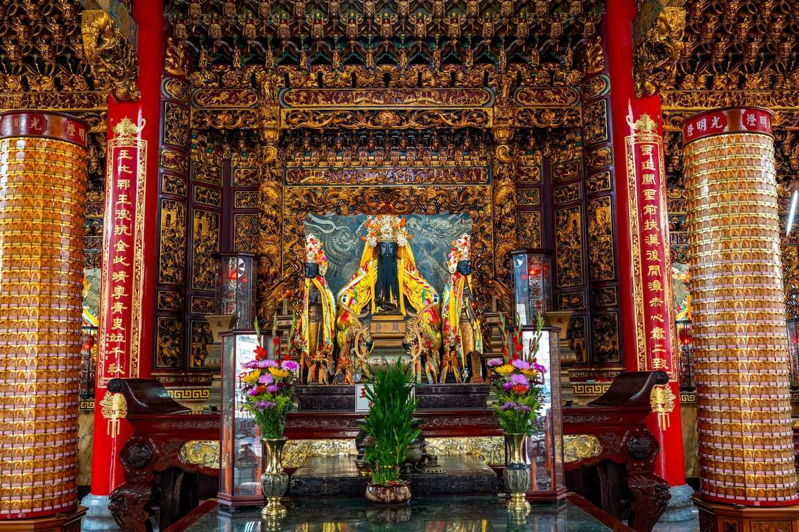 正殿神龛全景与两侧林立的光明灯柱