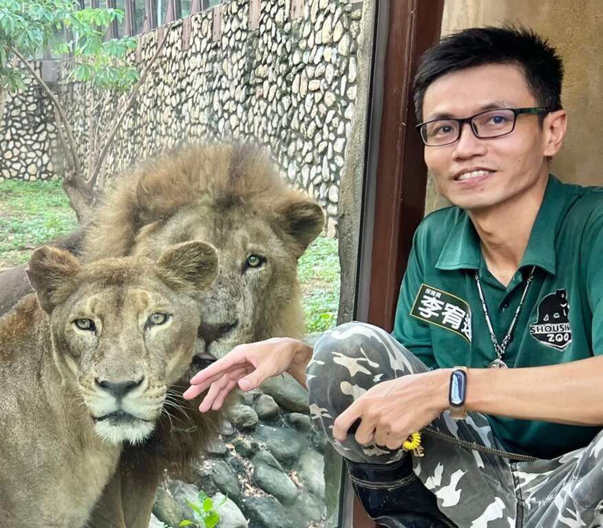 图3 保育员李宥逸悉心照顾非洲狮「大姊」及「二哥」