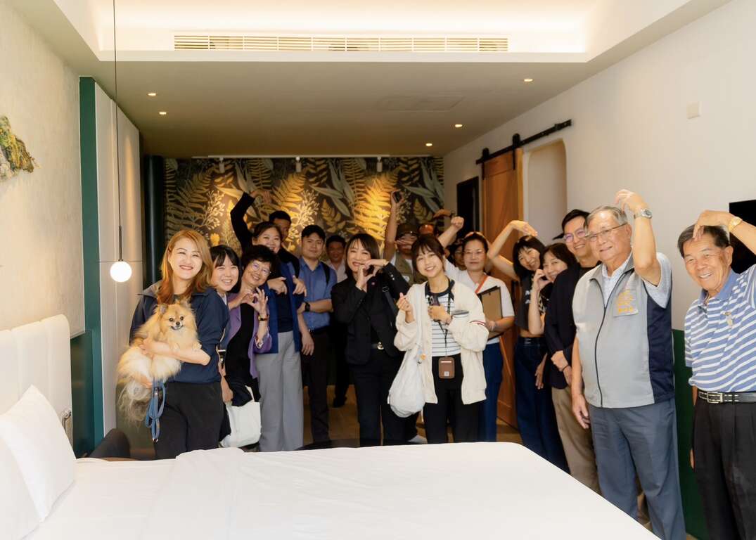 圖10:高閔琳局長與業者參觀多野樂旅館寵物房間設施