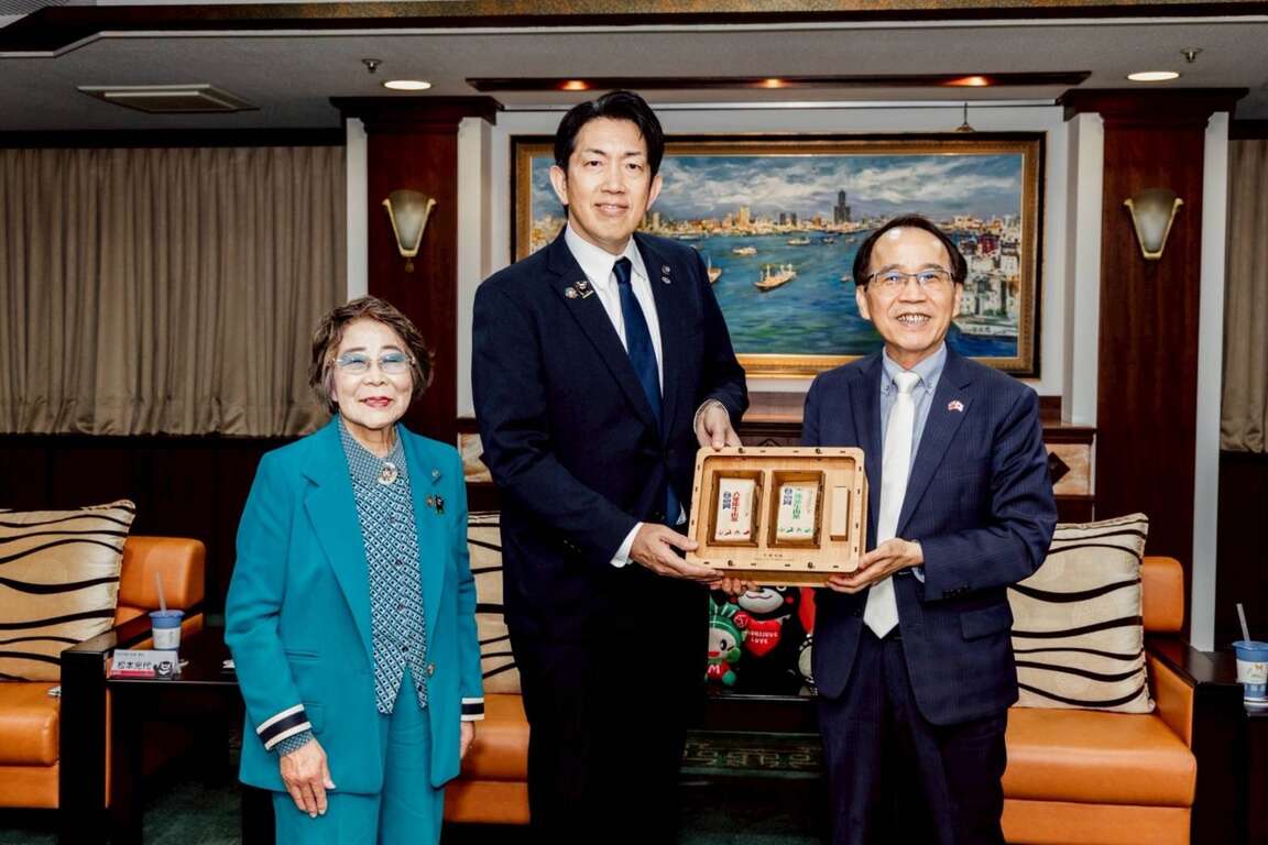 圖5：市府及高雄市觀光協會準備六龜原生山茶、岡山豆瓣醬禮盒及吳寶春鳳梨酥，傳遞高雄「台灣新美食之都」的多元魅力。