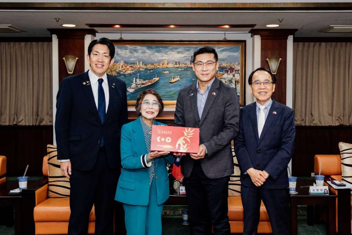 圖6：市府及高雄市觀光協會準備六龜原生山茶、岡山豆瓣醬禮盒及吳寶春鳳梨酥，傳遞高雄「台灣新美食之都」的多元魅力。