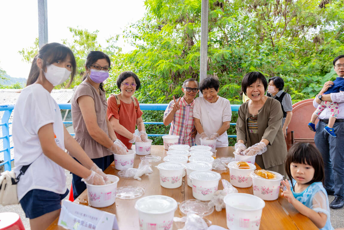 圖4:搓搓搓!用力釋放森林膠原蛋白,體驗最地道的天然愛玉手作樂趣。
