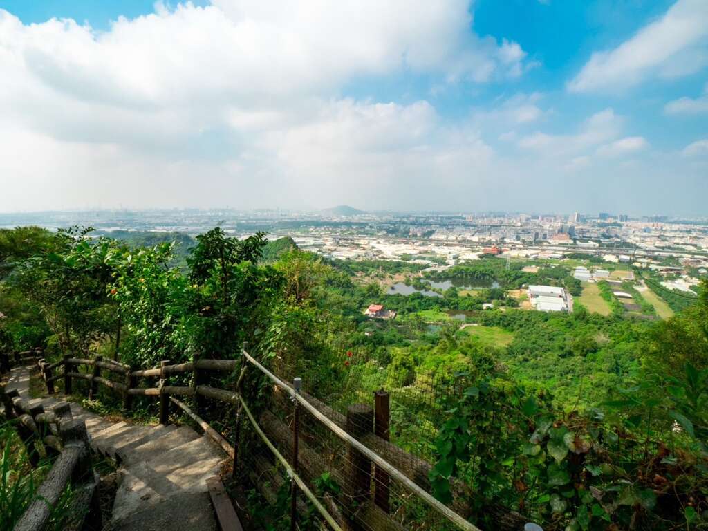 圖7、觀音山登山步道可俯瞰四周美景。