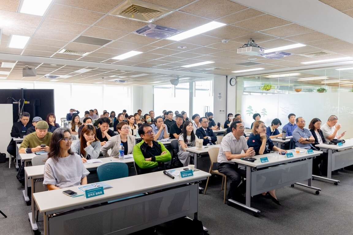 圖6.旅宿業業者仔細聆聽課程內容