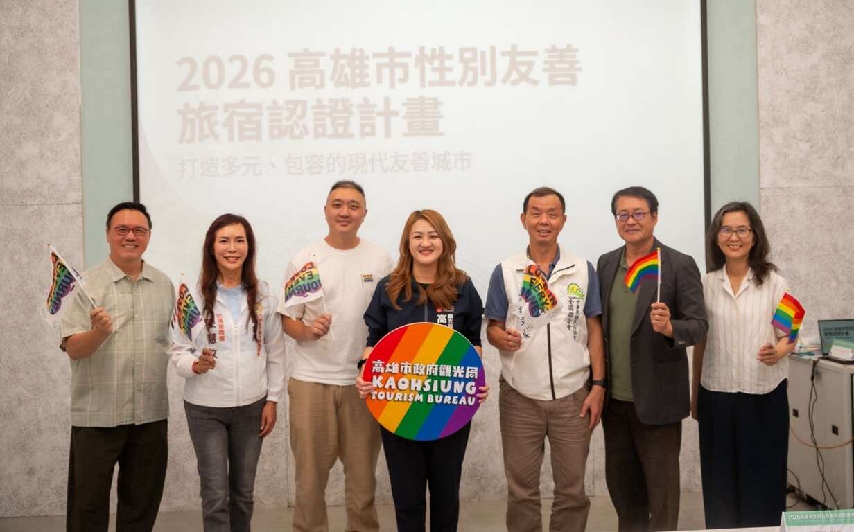 Figure 5: Director-General Kao of the Tourism Bureau poses for a group photo with representatives from tourism industry associations