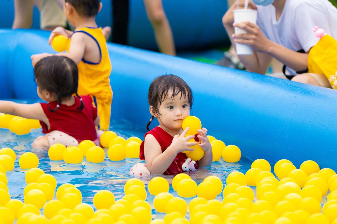 圖8.氣墊水樂園同步登場