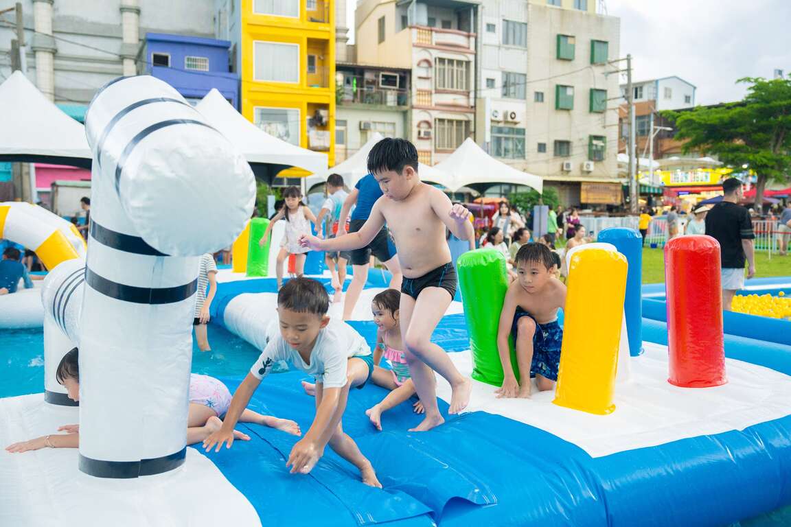 圖9.氣墊水樂園同步登場