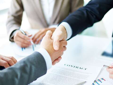 Handshake-close-up-of-executives-min(1)