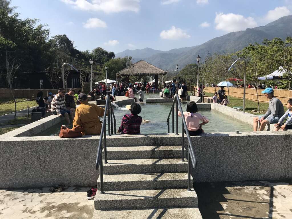 民众在泡温泉