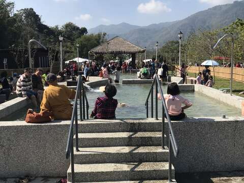 民众在泡温泉