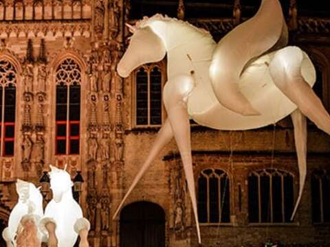 法国白马夜光秀，高大的白马灯饰宛如在台上飞扬一般