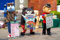 Hero Brings Teddy Bear around Kaohsiung   Marking the Start of Military Tourism for Great Fun in April