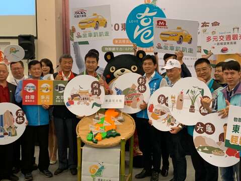 高市府觀光局長邱俊龍(右4)與各界觀光公協會代表共同啟動「東高慢食旅」品牌計畫