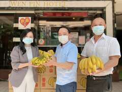 觀光局主任秘書陳依芳致贈產地直送的香蕉，希望防疫旅館的客人都可以吃到最新鮮的水果。