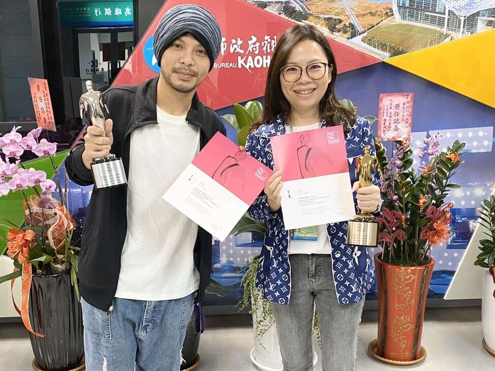 黄明志亲送泰利奖荣耀至高雄观光局