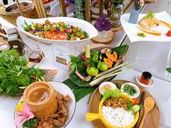 东高慢食旅代言人陈鸿与观光局长周玲妏共同烹调地方美食料理。