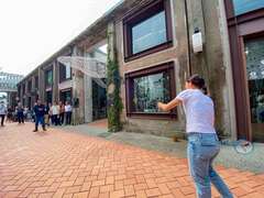另類網紅陳其邁市長在駁二藝術特區互尬羽毛球、吃冰、玩自拍