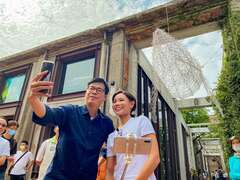 另類網紅陳其邁市長在駁二藝術特區互尬羽毛球、吃冰、玩自拍