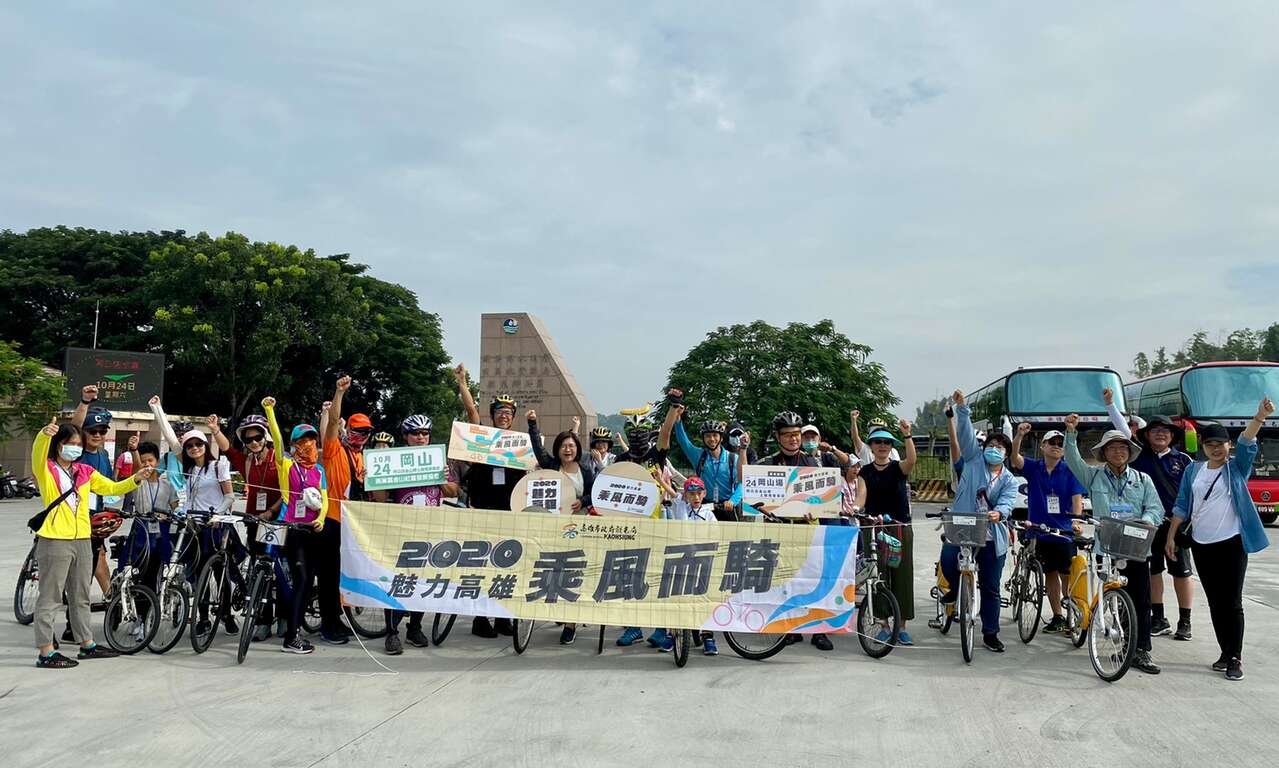 乘风而骑冈山场游客合影