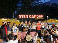百人共同举杯欢庆爱河啤酒花园开幕
