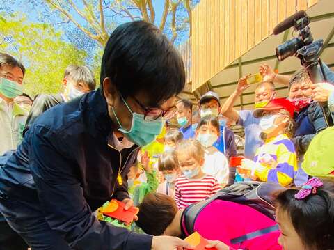 高雄市长陈其迈到寿山动物园，发送牛年小提灯给来动物园参观的大小朋友。