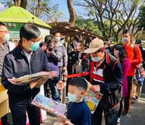 高雄市长陈其迈到寿山动物园，发送小提灯给来动物园参观的大小朋友。