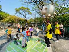 透过舞蹈表演来带领小朋友完成闯关舞游戏。