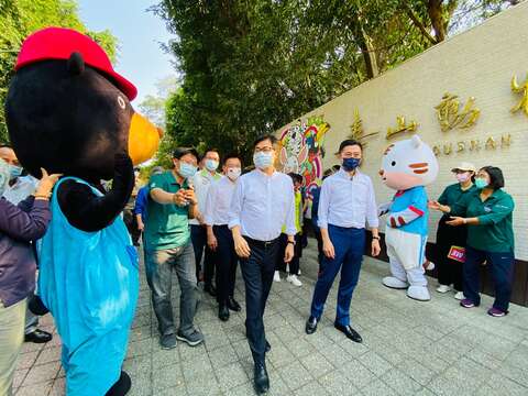 高雄市長陳其邁帶領新竹市長林智堅遊覽壽山動物園。