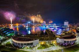 高雄流行音樂中心跨百光年煙火港灣夜景