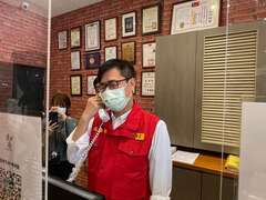 高雄市陈其迈市长制防疫旅馆视察，并打电话关心正在隔离的民众。