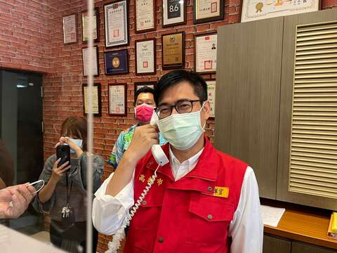 高雄市陳其邁市長制防疫旅館視察，並致電關心正在隔離的民眾。