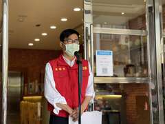 高雄市陳其邁宣佈將發放防疫旅館第一線工作人員，每人每月3000元的防疫津貼。