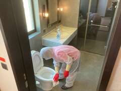 防疫旅館房間由清潔人員進行徹底清潔消毒。